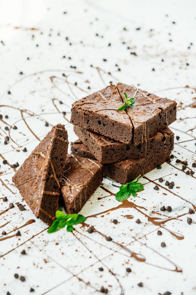 süßes Dessert mit Schokoladenbrownies auf weißem Steinhintergrund - Foto, Bild