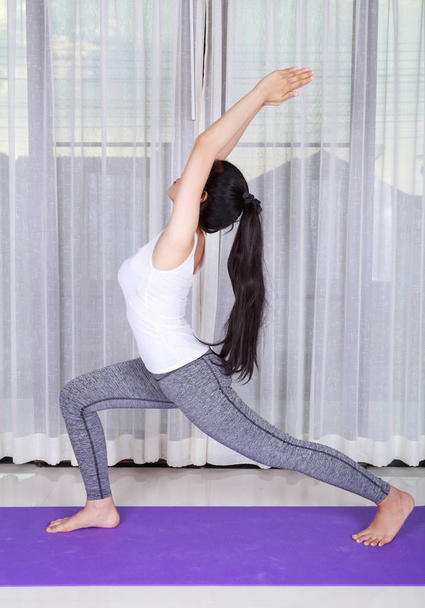Beyaz bir arka plan üzerinde izole yoga egzersiz yaparak kadın - Fotoğraf, Görsel