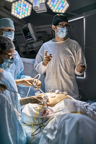 Proceso de operación de laparoscopia
 - Foto, imagen