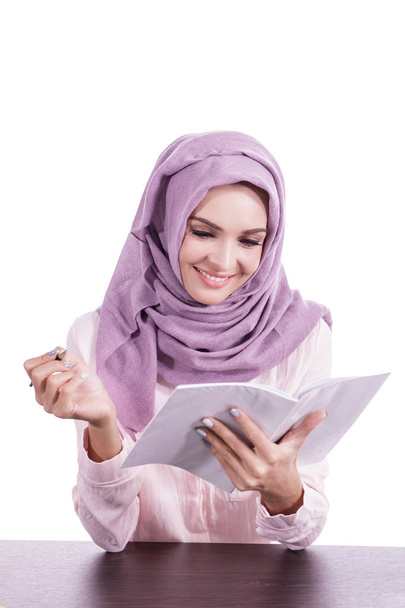 beautiful college student wearing hijab doing her college assign - Foto, imagen