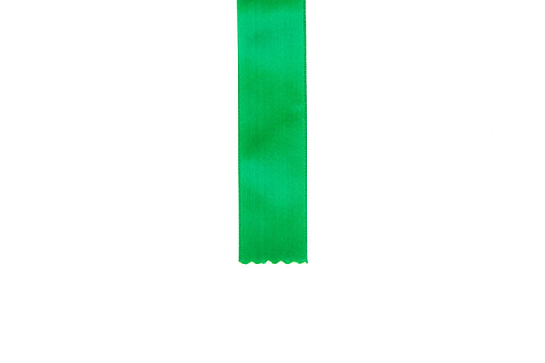 Yeşil saten kurdele beyaz arka plan üzerinde izole - Fotoğraf, Görsel
