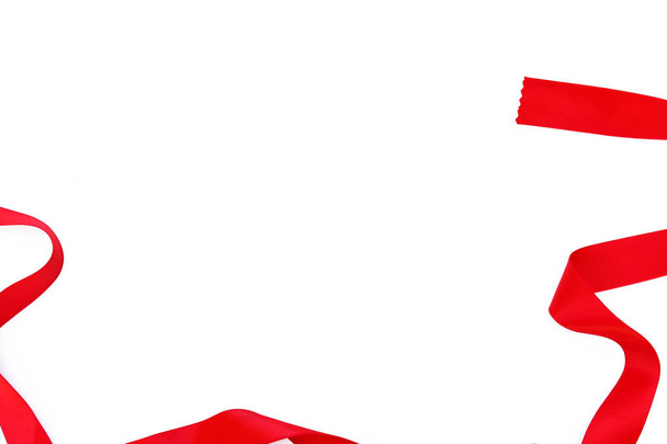 czerwona satynowa wstążka izolowana na białym tle - Zdjęcie, obraz
