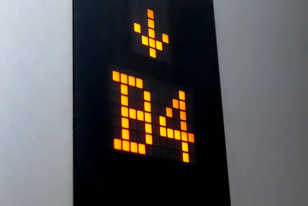 Pantalla digital que muestra B número de cuatro pisos dentro del ascensor
 - Foto, imagen