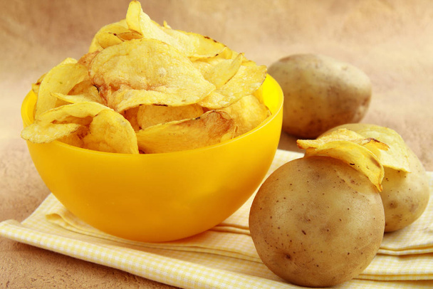 dřevěný stůl čerstvé bio bramborové hranolky - Fotografie, Obrázek