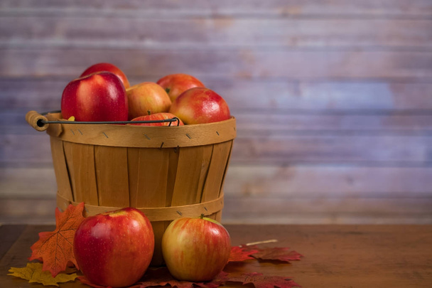 Houten mand vol appels - Foto, afbeelding