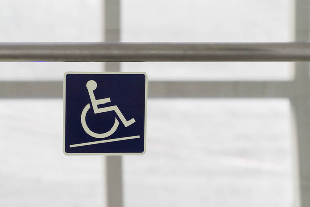Panneau handicapés avec pente. Le symbole du fond blanc et bleu
. - Photo, image
