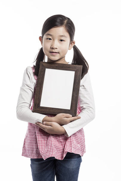 Cute asian dívka drží dřevěný rám - Fotografie, Obrázek