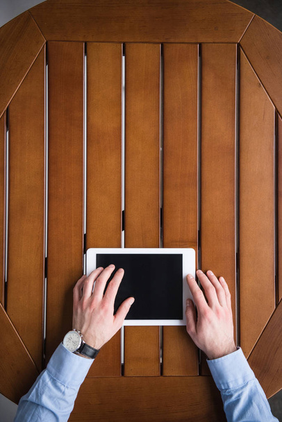 tablet kullanma ve masada oturan insanın Resim kırpılmış - Fotoğraf, Görsel