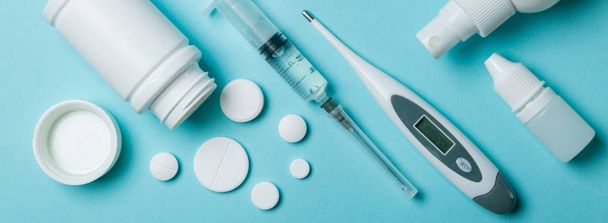 Ιατρική έννοια - λευκό διαφορετικό σχήμα χάπια σε μπλε φόντο - Φωτογραφία, εικόνα