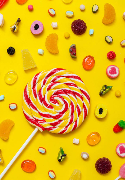барвисті цукерки на жовтому фоні
 - Фото, зображення