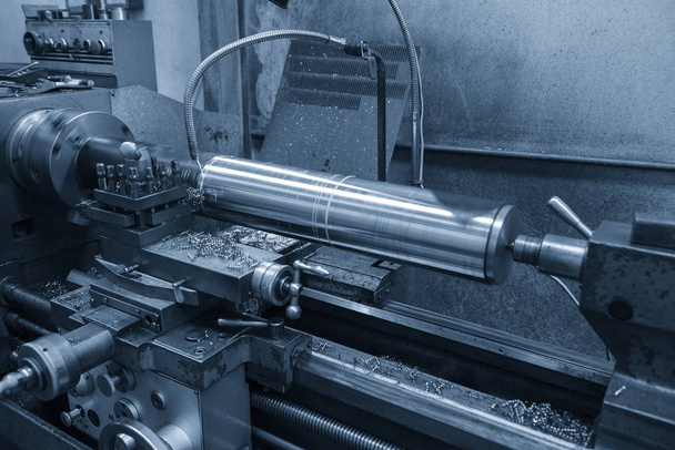 La máquina de torno que corta la varilla de acero
  - Foto, Imagen