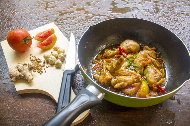 Molho de soja de frango, Comida de frango, Alimentos indonésios
 - Foto, Imagem