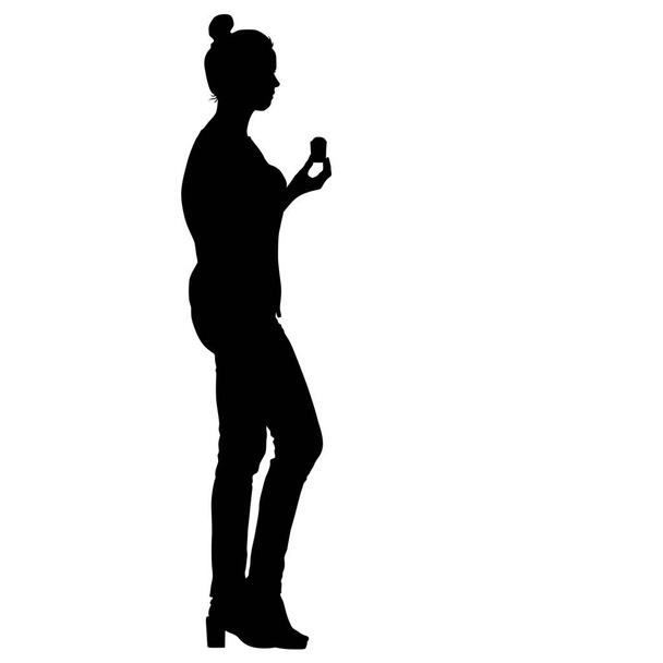 黒のシルエットの女性が手にアイスクリームを持ち、白い背景の人々 - ベクター画像
