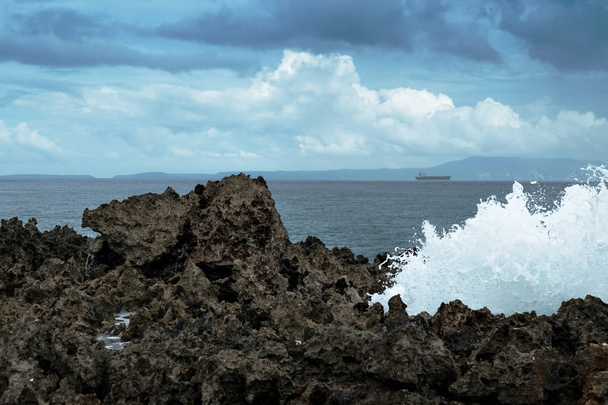 Las olas se rompen en la costa rocosa
. - Foto, imagen