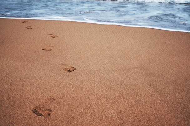 Ślady stóp na piasku na czyste tropikalnej plaży - Zdjęcie, obraz