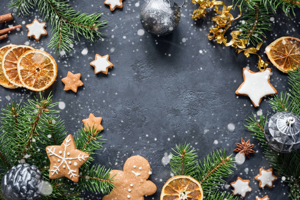Karácsonyi, téli ünnepek vagy újévi keret fenyő fa ágai, a cookie-kat, a játékok és a fűszerek - Fotó, kép