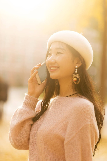 With the beret girl is on the phone. - Foto, Imagen
