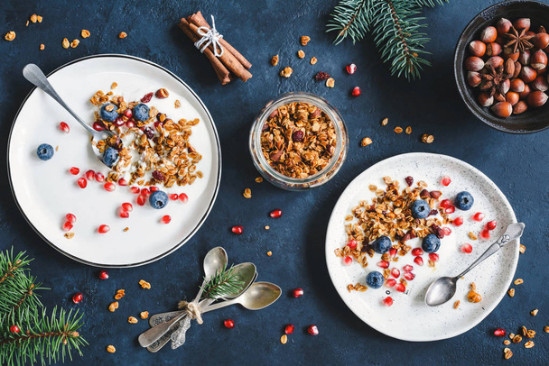 Breakfast with homemade cranberry granola, pomegranate and yogurt - Foto, afbeelding