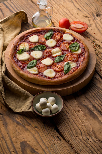 pizza margarita et ingrédients sur table en bois avec espace de copie
 - Photo, image