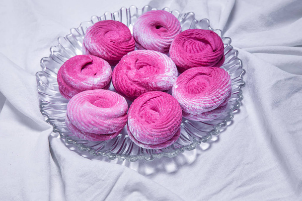Malvaviscos rosados caseros. zephyr sobre fondo textil blanco
. - Foto, Imagen