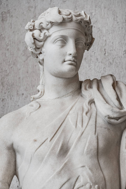 Statue des nackten schönen apollo mit erhobener Hand, rom, ital - Foto, Bild