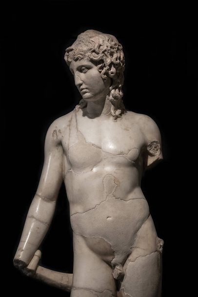 Άγαλμα ενός νεαρού άνδρα γυμνό Ρωμαϊκή σε μαύρο φόντο, Ρώμη, ΙΤΑ - Φωτογραφία, εικόνα