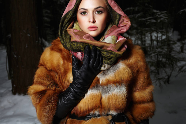 красивая молодая женщина в мехе и шарфе
 - Фото, изображение