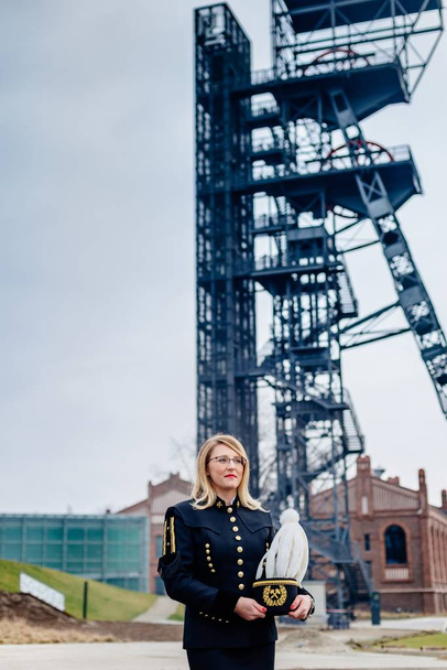 Kobieta w czarnego węgla Górnik majster gala uniform. - Zdjęcie, obraz