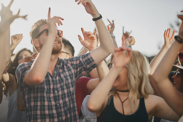 Grupo de pessoas se divertindo na festa ao ar livre ou festival de música
 - Foto, Imagem