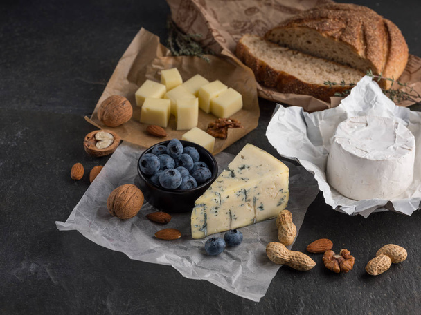 assorted cheese slices with bread,  blueberries and nuts  - Foto, Imagem
