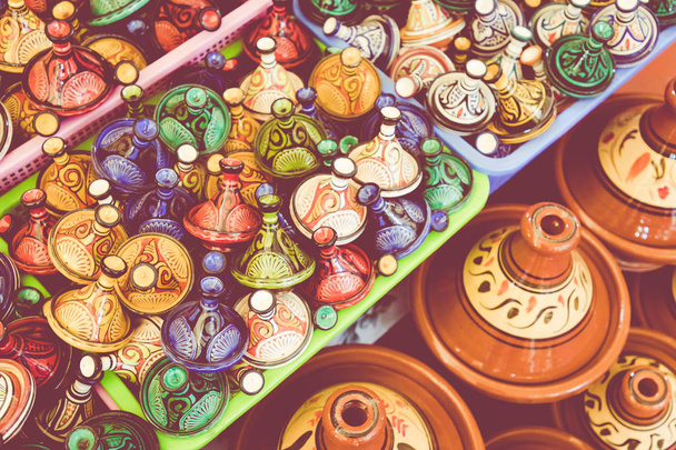 Valikoima erittäin värikkäitä marokkolaisia tajiineja. Perinteinen ruokalaji
 - Valokuva, kuva