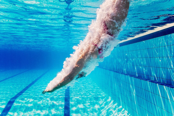 Buceo saltando en la piscina, tiro bajo el agua
  - Foto, Imagen