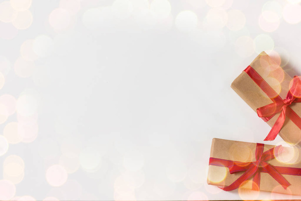 Beyaz bir arka plan üzerinde iki hediyeler. Eklenen bokeh etkisi - Fotoğraf, Görsel