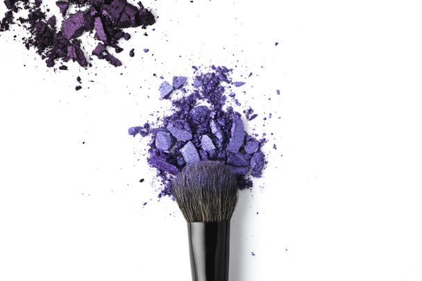 poudre cosmétique violette broyée avec pinceau isolé sur blanc
 - Photo, image