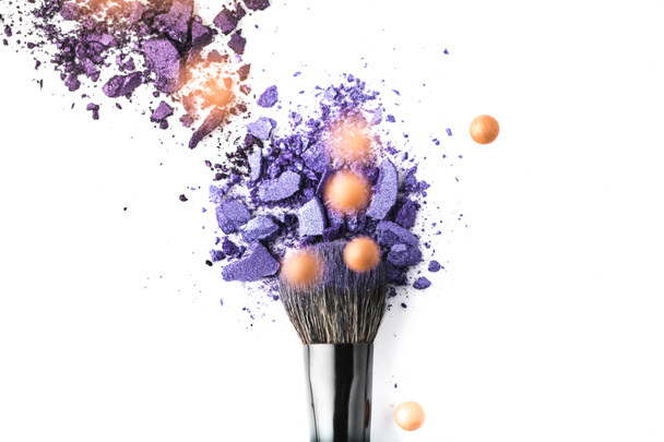vista superior del cepillo cosmético con polvo púrpura sobre aislado en blanco
 - Foto, Imagen