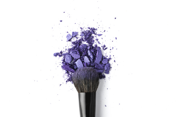 top view of cosmetic brush with purple powder isolated on white - Foto, immagini