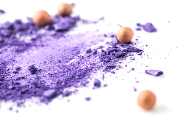 violetti ja alaston kosmeettisia luomivärejä valkoisella pinnalla
 - Valokuva, kuva
