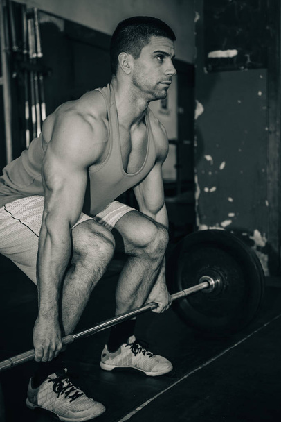 mannelijke atleet op Gewichtheffen opleiding - Foto, afbeelding