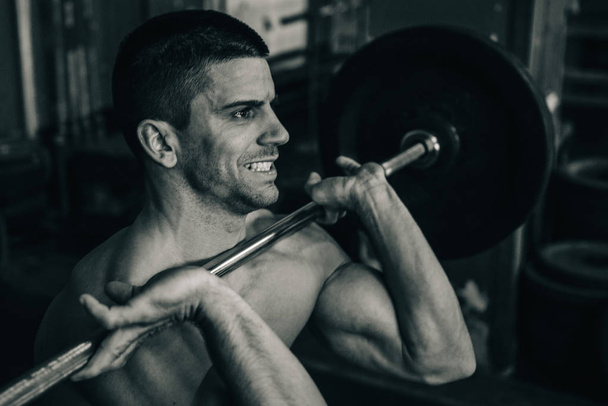 чоловічий спортсмен на тренуванні з важкої атлетики
 - Фото, зображення