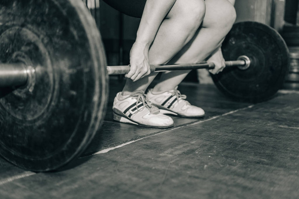 Жінка на тренуваннях з важкої атлетики в спортзалі
 - Фото, зображення