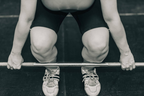 Женщина-атлет на тренировках по тяжелой атлетике
 - Фото, изображение