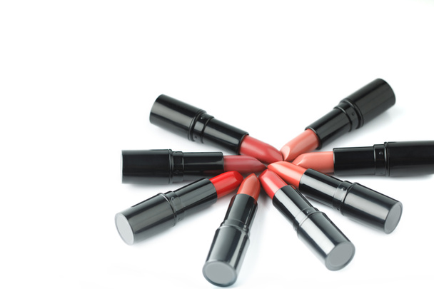 primer plano de varios lápices labiales rojos aislados en blanco
 - Foto, imagen