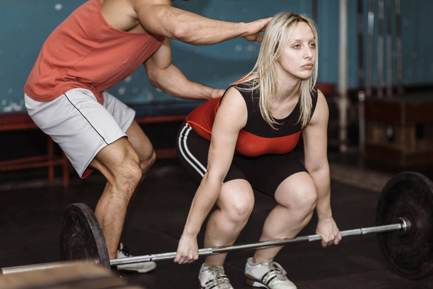 femenino y masculino en entrenamiento de levantamiento de pesas
 - Foto, Imagen