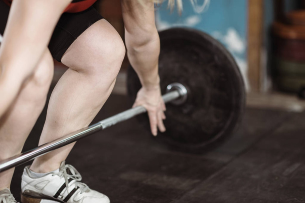 Жінка-спортсменка на тренуваннях з важкої атлетики
 - Фото, зображення