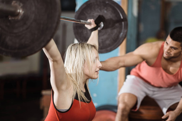 жіночі та чоловічі при навчанні важкої атлетики - Фото, зображення