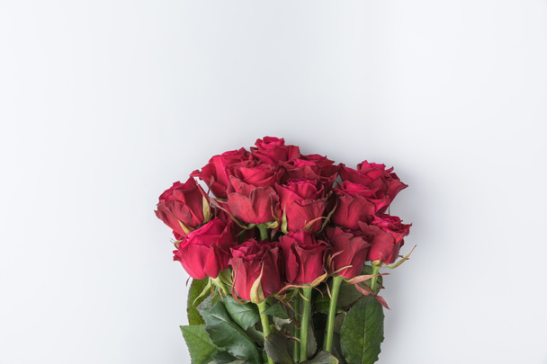 vista superior do buquê de rosas vermelhas isoladas em branco
 - Foto, Imagem