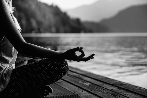 Женщина медитирует у озера
 - Фото, изображение