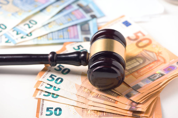 Bíróság Gavel és euró pénz. Bűnözés és csalás koncepció - Fotó, kép