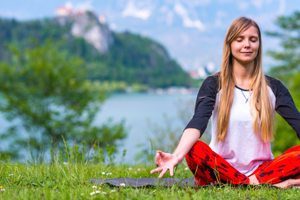 Žena, která dělá jógu u jezera - Fotografie, Obrázek