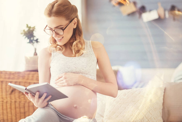Positive pregnant woman reading book - Φωτογραφία, εικόνα